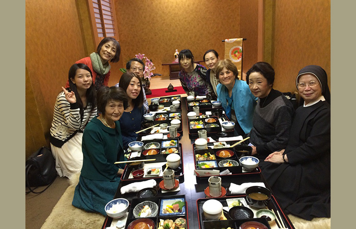 ph_11_caren_with_nagasaki_friends_700px